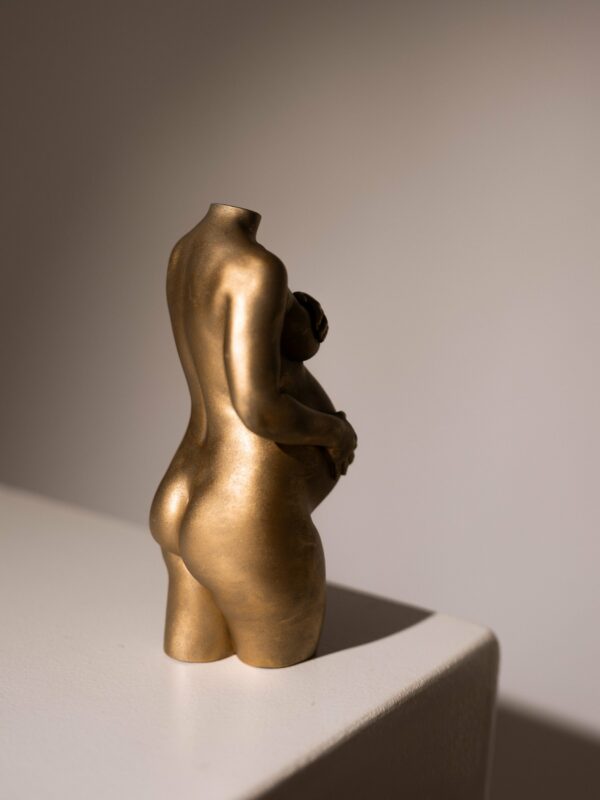 Statuette 3D de grossesse avec finition métallisée or